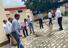 स्कूल खुलने से पहले खुद लगाया झाड़ू