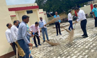 स्कूल खुलने से पहले खुद लगाया झाड़ू