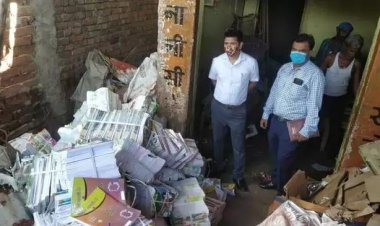 चंदौली. बेची जा रही सरकारी किताबे