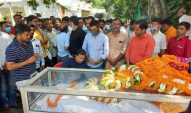 जौनपुर/डीएम: के पिता को श्रध्दाजंलि देने के लिए उमड़े अधिकारी,,,,