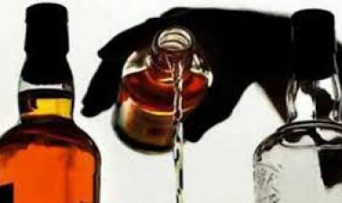 जौनपुर।छापेमारी के दौरान सरकारी दूकान से पकड़ी गई लाखो की नकली शराब