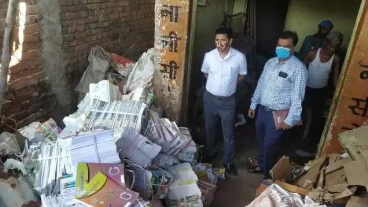 चंदौली. बेची जा रही सरकारी किताबे