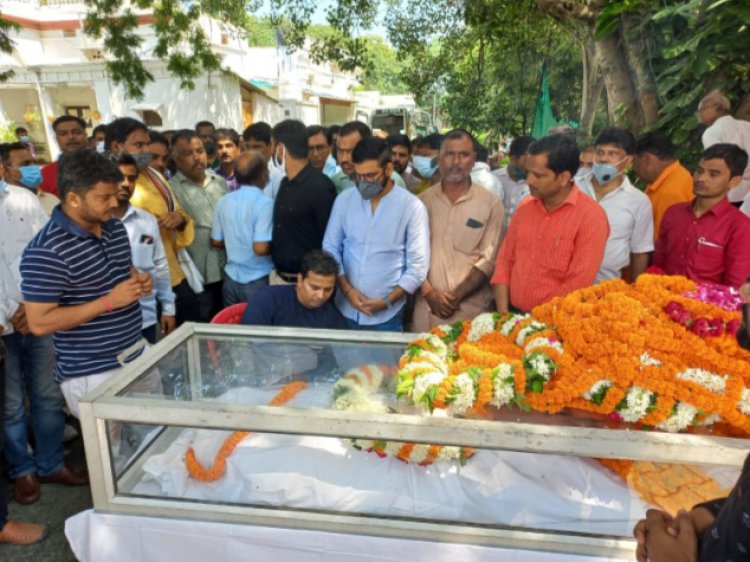 जौनपुर/डीएम: के पिता को श्रध्दाजंलि देने के लिए उमड़े अधिकारी,,,,