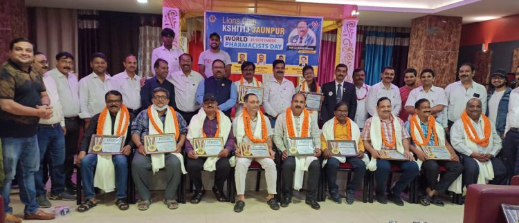 जौनपुर/लायंस क्लब क्षितिज ने कोरोना वारियर्स फार्मासिस्टों को किया सम्मानित"
