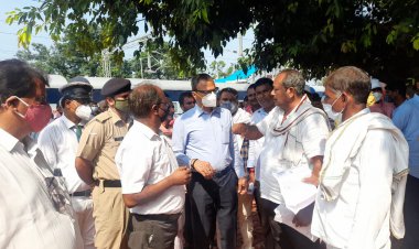 संपर्क मार्ग बनाने के लिए ग्रामीणों ने दिया डीआरएम को पत्रक