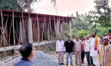 जौनपुर/ जेई और ठेकेदार को लगाई फटकार, निमार्ण कार्य कराया बंद,