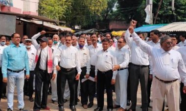 शाहजहांपुर न्यायालय में हुई अधिवक्ता की हत्या, मुख्यमंत्री को नामित ज्ञापन अधिकारी को सौंपा गया।