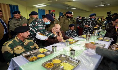 जवानों के साथ  डिनर, CRPF कैंप में गुजारी रात,गृह मंत्री अमित शाह