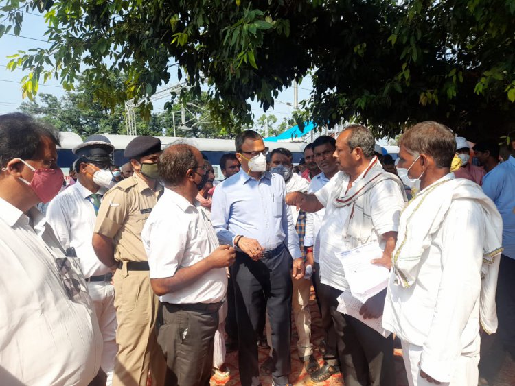 संपर्क मार्ग बनाने के लिए ग्रामीणों ने दिया डीआरएम को पत्रक