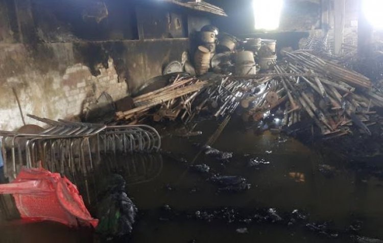 जौनपुर/टेंट हॉउस में लगी आग लाखो का सामान जलकर खाक