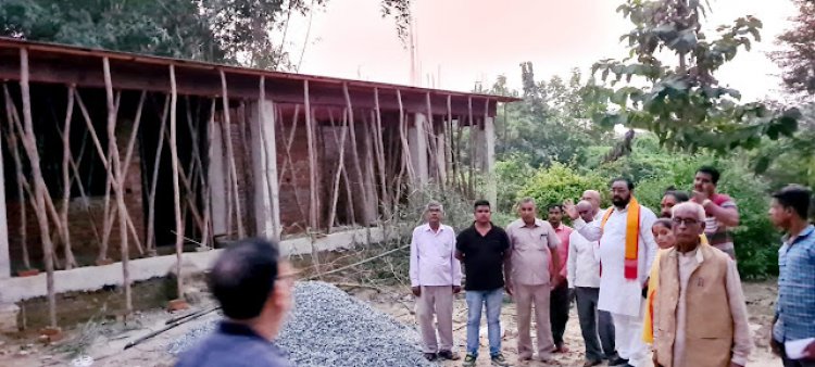 जौनपुर/ जेई और ठेकेदार को लगाई फटकार, निमार्ण कार्य कराया बंद,