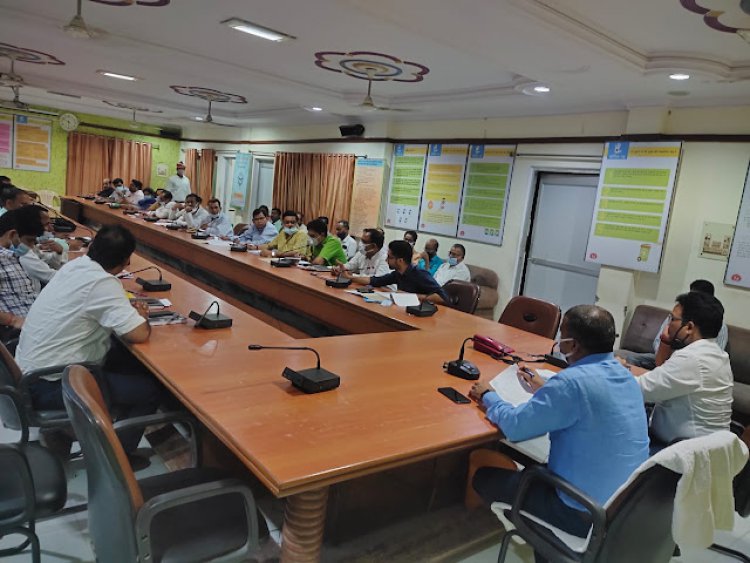 जौनपुर/जिलाधिकारी मनीष कुमार वर्मा ने अधिकारियों को दिए सख्त आदेश