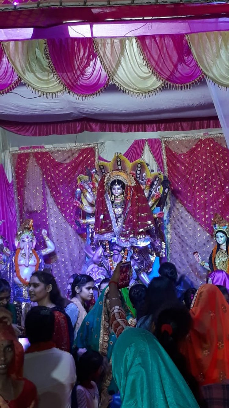 माता के दरबार पर भक्तों की अपार भीड़ मंदिरों और पंडालों में सजी मां दुर्गा की आकर्षक झांकियां दर्शन के लिए भक्तों का लगा ताता