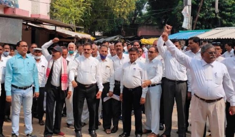 शाहजहांपुर न्यायालय में हुई अधिवक्ता की हत्या, मुख्यमंत्री को नामित ज्ञापन अधिकारी को सौंपा गया।