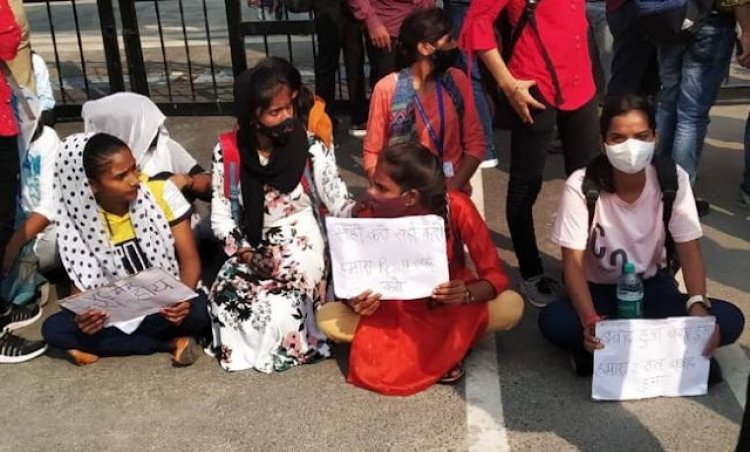 वीर बहादुर सिंह पूर्वांचल विश्वविद्यालय,मुख्य गेट पर तालाबंदी कर किया गया धरना-प्रदर्शन