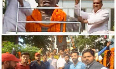 विकास भवन स्थित सरदार वल्लभ भाई पटेल के मूर्ति पर किया गया माल्यार्पण