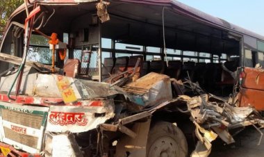 मिर्जापुर/ ट्रक के भीषण टक्कर से बस यात्री की दर्दनाक मौत, दर्जन भर  घायल
