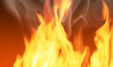 जौनपुर/जफराबाद , अज्ञात कारणों से गुमटी में लगी आग हजारों का सामान जल कर राख