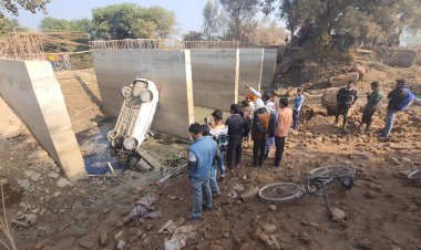 बरात में शामिल होकर घर लौट रहे कार, अधूरे निर्माण पुल के नीचे गिरी,10 घायल