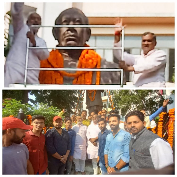 विकास भवन स्थित सरदार वल्लभ भाई पटेल के मूर्ति पर किया गया माल्यार्पण