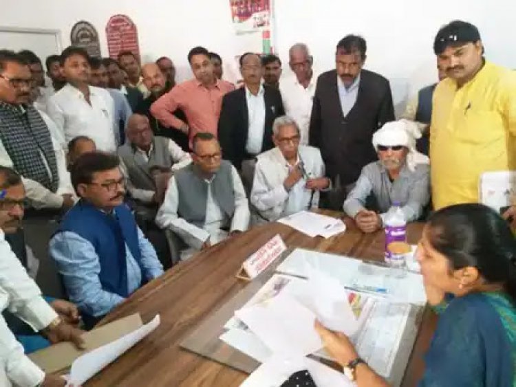 आक्रोशित अधिवक्ताओ ने एसडीएम का किया घेराव, सौपा ज्ञापन