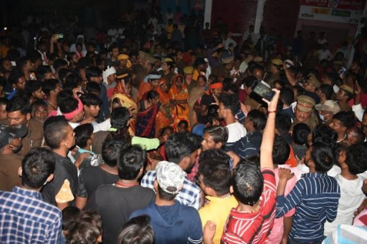 जौनपुर,लाइन बाजार/ शव को रखकर किया चक्का जाम, 41 नामजद और 30 अज्ञात पर मुकदमा दर्ज