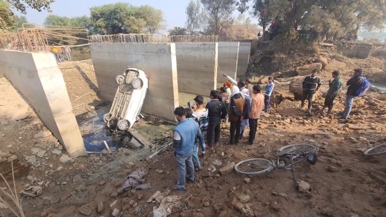 बरात में शामिल होकर घर लौट रहे कार, अधूरे निर्माण पुल के नीचे गिरी,10 घायल