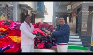 जौनपुर बसगीद ,ग्राम प्रधान ने ग्रामीणों को  बाटा  कम्ब्बल