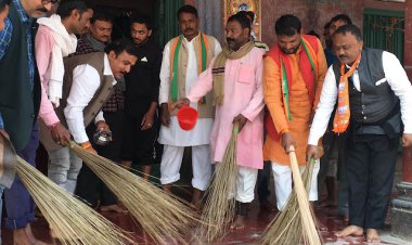 भाजपाइयों ने चलाया राम जानकी मन्दिर पर स्वच्छता अभियान