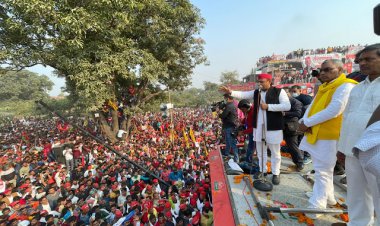 जफराबाद विधानसभा के धर्मापुर में   सभा को सम्बोधित करते राष्ट्रीय अध्यक्ष अखिलेश यादव