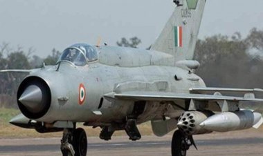 पायलट ने की 4 किलोमीटर दूर पैराशूट से सुरक्षित लैंडिंग