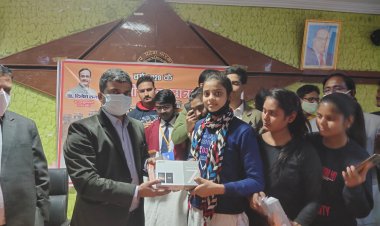 23 मेधावी छात्र-छात्राओं को जिला अधिकारी द्वारा दिया गया टैबलेट