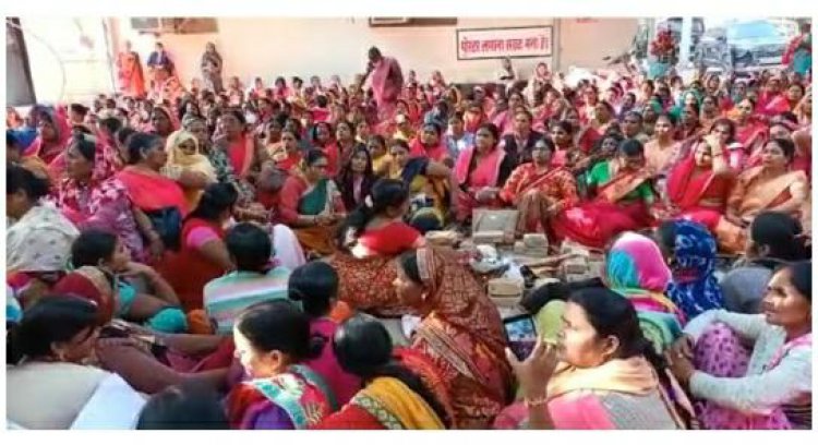 जौनपुर/ आंगनबाड़ी कार्यकत्री ने सरकार के खिलाफ जमकर की नारेबाजी..
