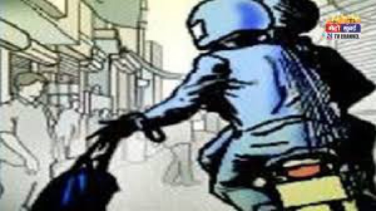 महिलाओं को झांसा देकर एक लाख रु. से अधिक  सोने के आभूषण लेकर फरार