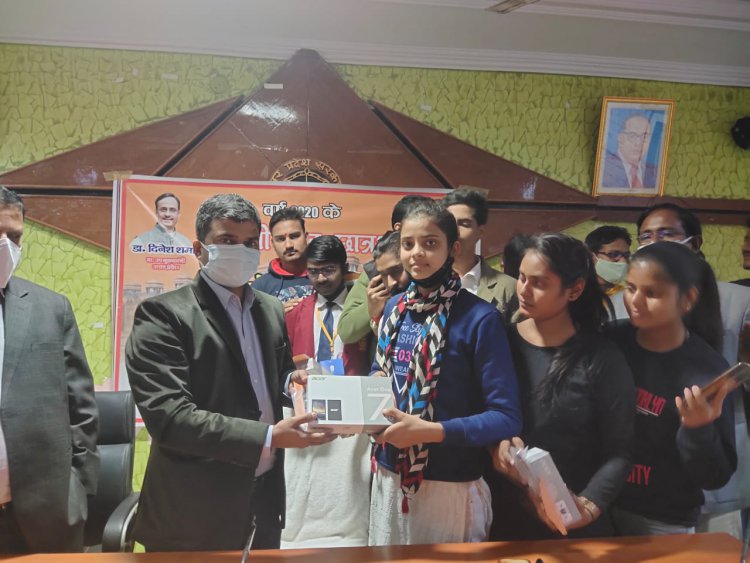 23 मेधावी छात्र-छात्राओं को जिला अधिकारी द्वारा दिया गया टैबलेट