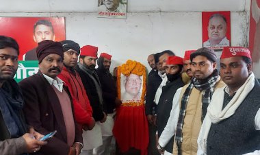 जौनपुर/सपाइयों ने मिलकर कर्पूरी ठाकुर की  मनाया जंयती