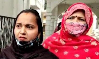 महिला के परिवार को न्याय दिलाने के लिए जिलाधिकारी के दरवाजे पर धमकी महिलाएं