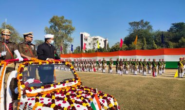 जिलाधिकारी मनीष कुमार वर्मा द्वारा कलेक्ट्रेट में किया गया झंडारोहण