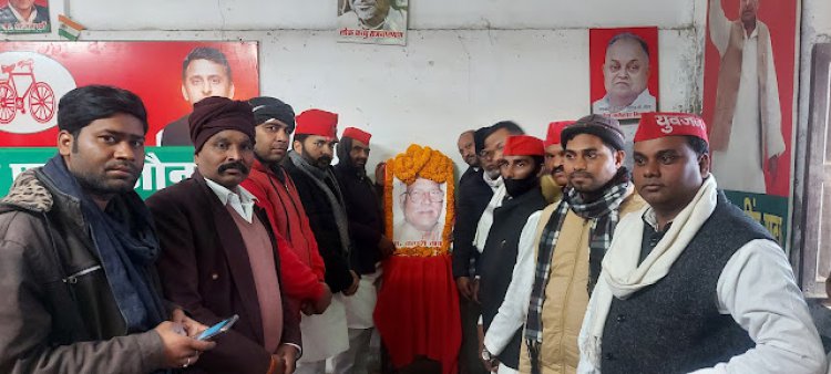 जौनपुर/सपाइयों ने मिलकर कर्पूरी ठाकुर की  मनाया जंयती