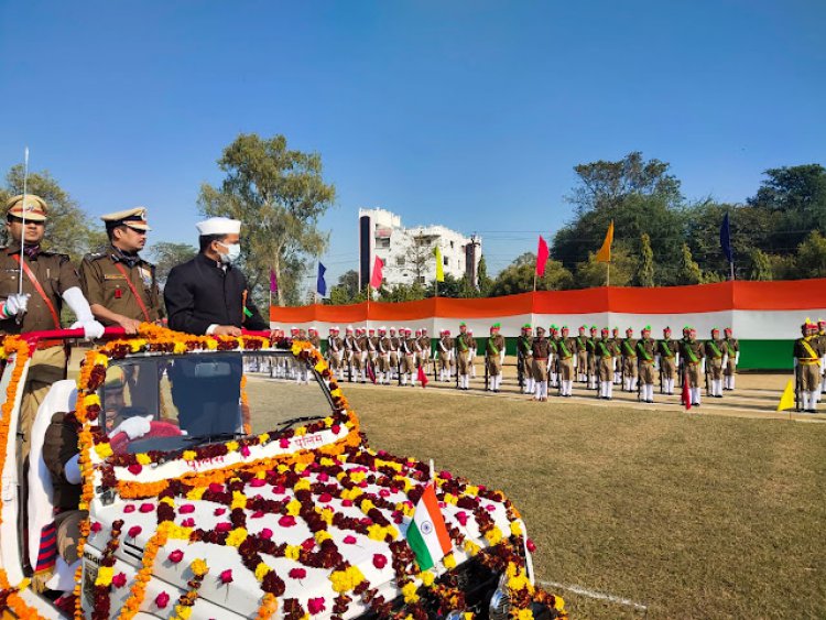 जिलाधिकारी मनीष कुमार वर्मा द्वारा कलेक्ट्रेट में किया गया झंडारोहण