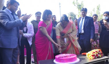 महिलाओं ने स्कूटी रैली निकालकर लोगो को किया जागरूक