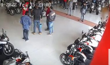 जौनपुर/दबंगों ने शोरूम में जमकर किया मारपीट...