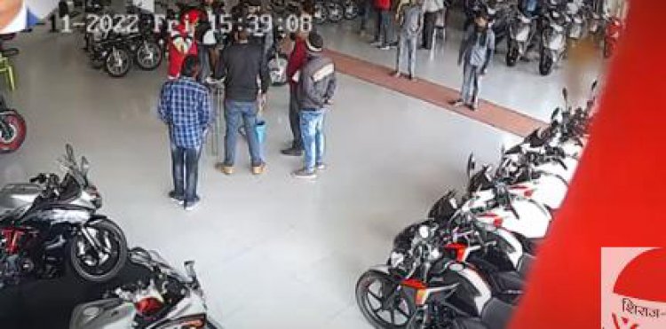 जौनपुर/दबंगों ने शोरूम में जमकर किया मारपीट...