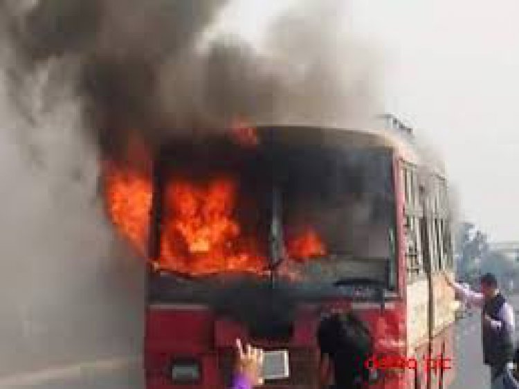 चलती रोडवेज बस में शार्ट सर्किट से लगी आग