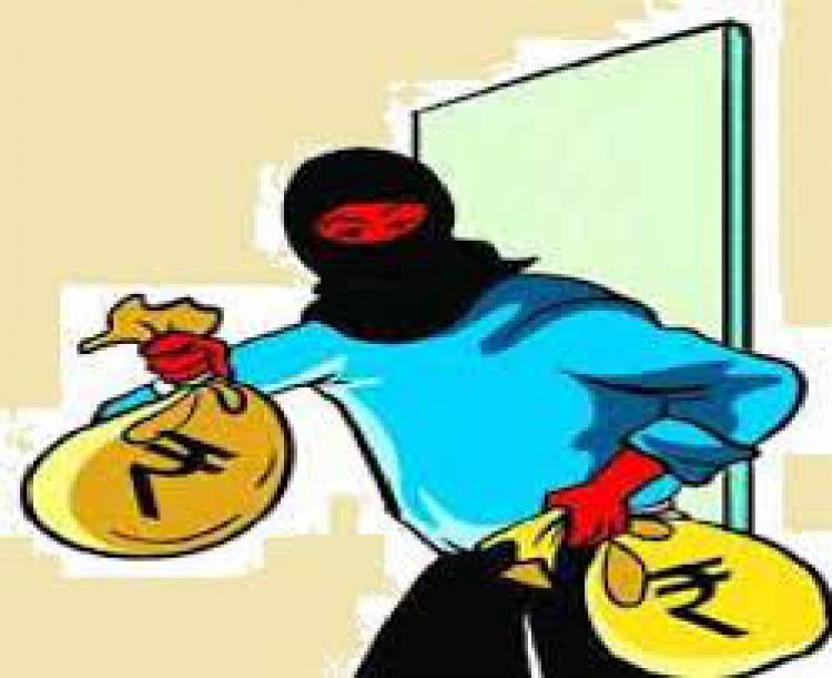 बदमाशों ने आभूषण से भरा बैग छीनकर हुए फरार
