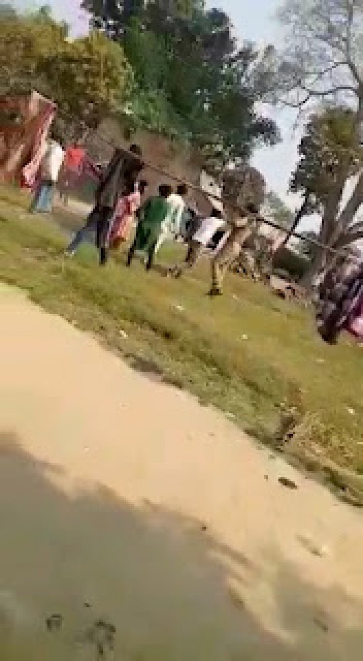 पुलिस बल पर ग्रामीणों ने किया हमला, एक सिपाही घायल