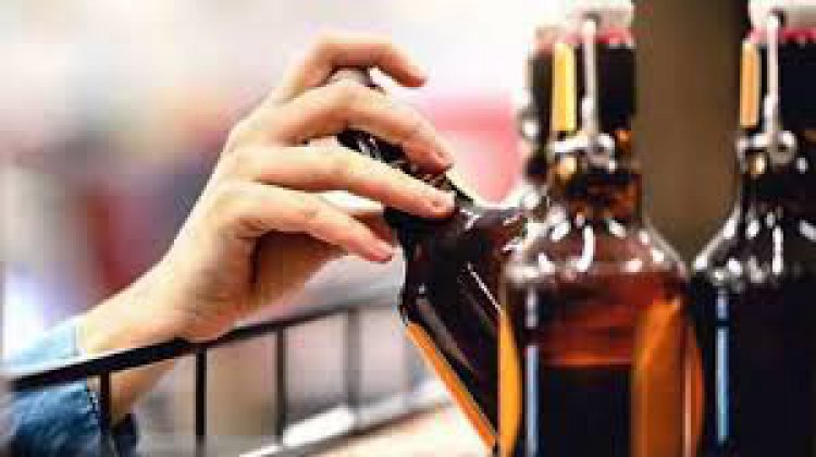 घनी आबादी व स्कूल के पास अंग्रेजी शराब की दुकान खोलने को लेकर ग्रामीणों में आक्रोश,