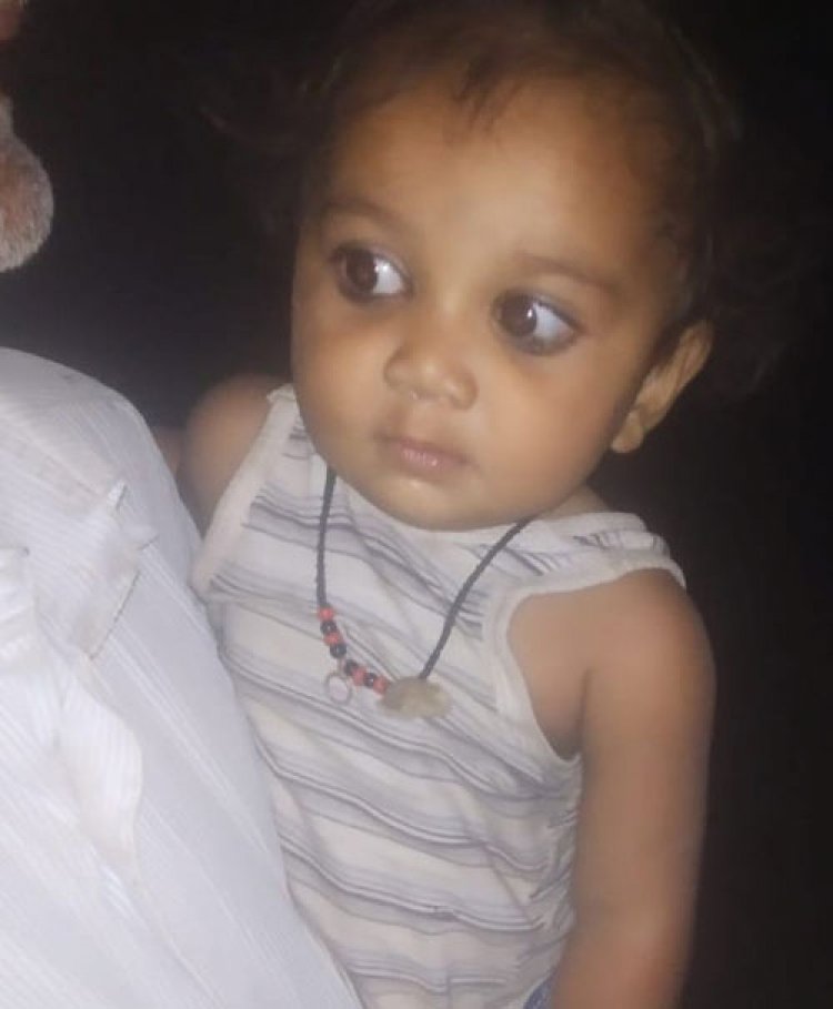 आखिर क्यों  माता  पिता ने 8महीने की बच्ची को सड़क पर फेंका