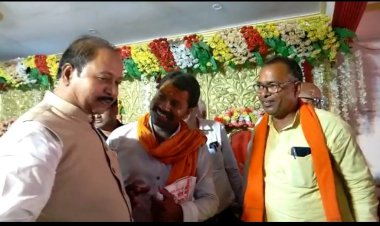 समाजसेवी संदीप प्रजापति ने डोभी सुहेलदेव ठहराव को लेकर सांसद बीपी सरोज से बात की