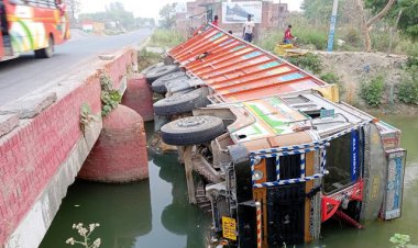 चंदवक,अनियंत्रित ट्रक नहर में पलटी, खलासी घायल